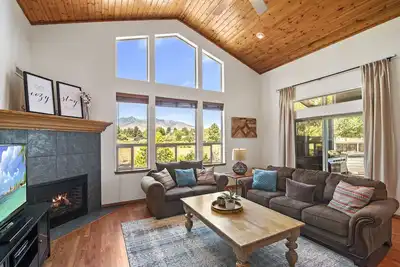 Image de Spacious Lodge with Game Room and Peak Views on 2. 5 acres