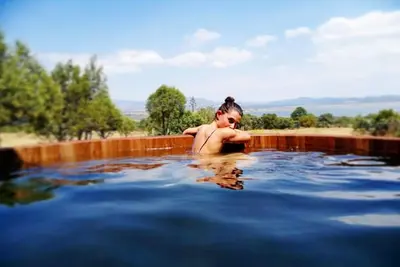 Image de Hermosa casa de descanso con vista a la laguna y tina caliente al exterior.
