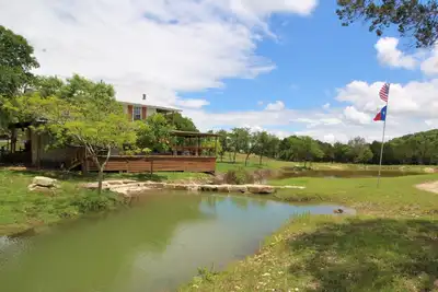 Image de Sleeps 25, 5 Homes, Fire pit, Spring Fed Waterfront