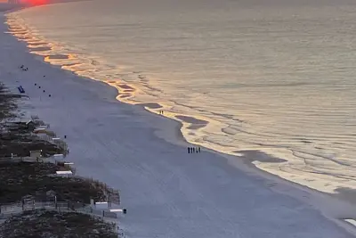 Image de Gulf Front with Beautiful Sweeping Views! 3  Pools! Tiki Bar! Location