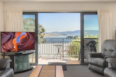 Image de Whistler 3 - An expansive 4 bedroom Jindabyne townhouse with astonishing views