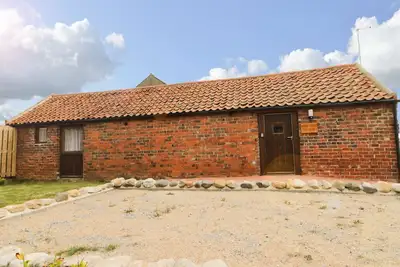 Honeybee Cottage, pet friendly, with a garden in Withernsea