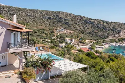 Coastal Paradise Found - Komis' Private Pool Gem