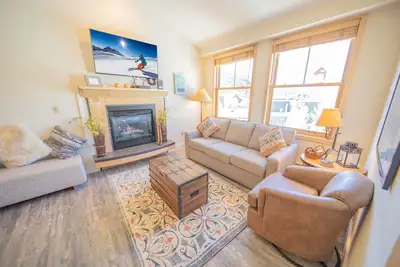 Updated, top floor, w/ King, walk to slopes