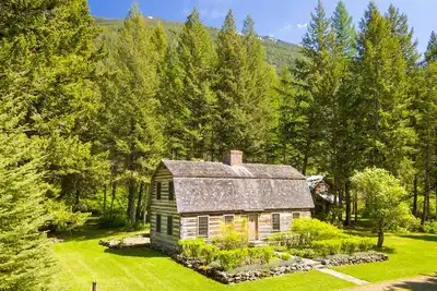 Image de Living in the Past Glacier Log Home - Mins from Glacier, Featured in Magazine!