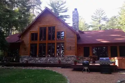 Image de Custom Log  Vacation Home on Beautiful Lake