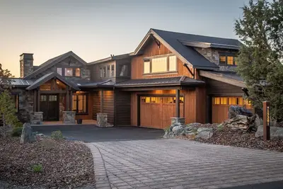 Image de Exquisite Luxury Home with Panoramic Mountain Views & First-Class Amenities