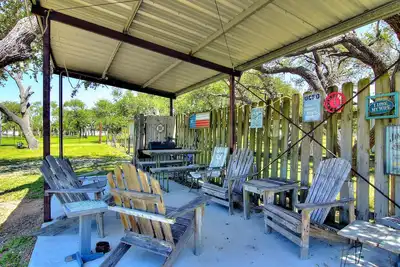 Image de Fantasy Oaks Lodge! 1 mile from the boat ramp! Pet Friendly! 1. 36 Acres