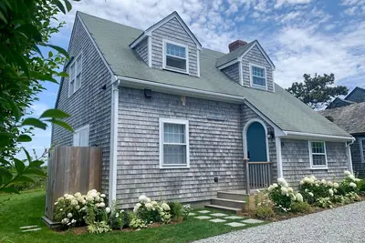 Image de New Rental! Renovated in 2020, Walk to Beach, Outdoor Shower, Fire Pit, Tennis