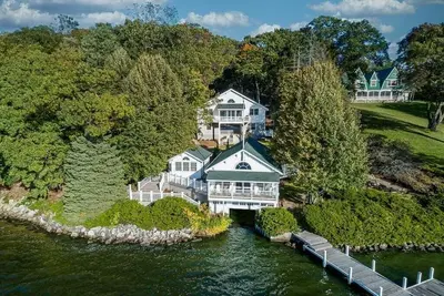 Image de Architect Designed Lake Delavan Home with Private Pier Treehouse Deck