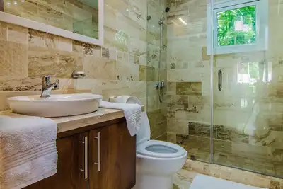 Image de Groundfloor 2bd on sandy beach, quiet, no visitors/pets, perfect for couples