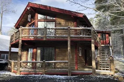 Image de Unique Rustic Ski-Tree House - Game room, Hot tub & Sauna