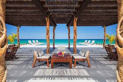 Image de Villas privées sur une plage privée bordée d'eau turquoise