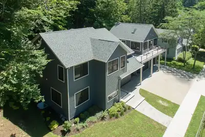 Image de Amazing Newer Home With Lake Views, steps away from shops and restaurants.