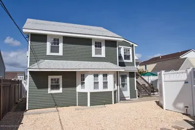 Image de Lavallette Home Steps from Beach! Sleeps 11, 4 Br 2 Ba, Beach Tags included