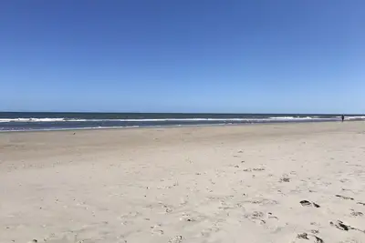 Image de With Porpoise: Oceanside 3b/2ba Condo, Steps to Beach, Minutes to Shops & Golf