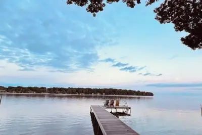 Image de 4 seasons waterfront cottage with hot tub on Lake Simcoe