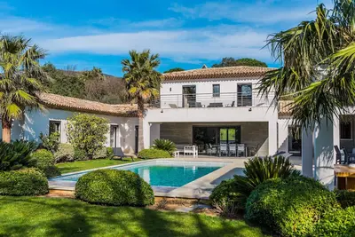 Image de Villa haut de gamme avec piscine extérieure et bassin intérieur.
