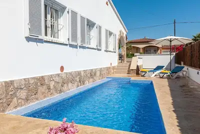 Image de Maison avec piscine privée proche de la plage principale. Hutg-052443