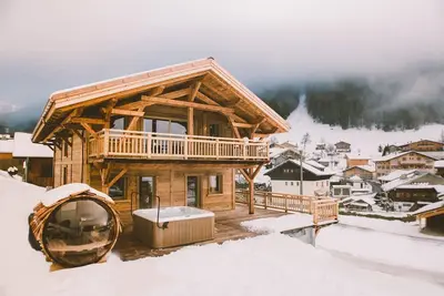 Image de Magnifique chalet de luxe avec bain à remous et sauna