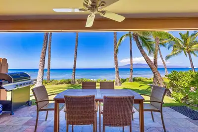 Image de 272-1 Large oceanfront home- fully air conditioned, 25 feet from the water