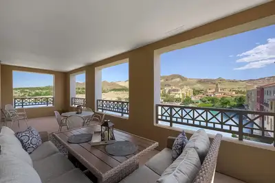 Image de Lakeview Haven: Unwind with Panoramic Serenity