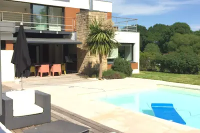 Image de Maison contemporaine avec piscine, jaccuzzi et  salle de sport.