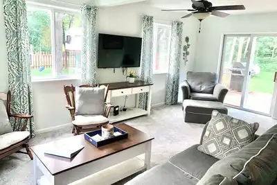 Image de Devil's Lake Cottage - Family Friendly a block from State Park Entrance! Skiing