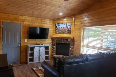 Image de Cabin #1 has been completely remodeled! Cabin is now a 2 bedroom, full kitchen.