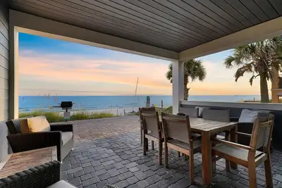 Image de Crystal Clear - Beach Front Property with Private Pool Area, Rooftop Deck & Theater