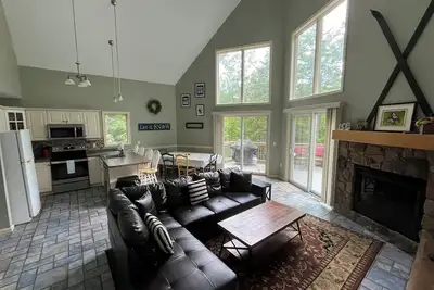 Image de Perfect location - very close to Skiing, Hiking, Beach, Storyland - 4br, 3 Ba