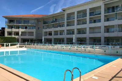 4 personnes 2 pièces, terrasse, residence avec piscine - golf mer surf E