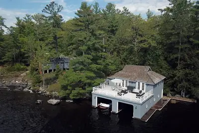 Image de Boathouse Deck! 4Bed 4Bath Cottage on Lake Muskoka! Very Private!