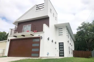 Image de - 6 Br Big Home w Hot Tub, Firepit, basketball hoop Located near Dallas!