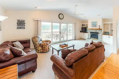 Image de Lakefront home with free attraction tickets, deck, hot tub, and pool table