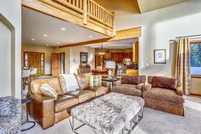 Image de Experience mountain living in Grande View on the Blue, a private home overlooking Blue River Tarn.