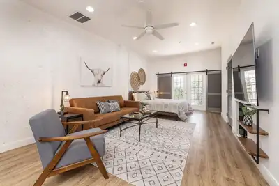 Image de Studio | Amira Resort 1 | Relaxing Southwest Boutique Resort | Walkout to Pool