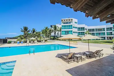 Image de Luxury 2bd apt. on private sandy beach, pool, wi-fi, cable Tv