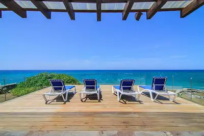 Image de Sea-views top-floor condo on private beach, 2bd / 2. 5bth with pool