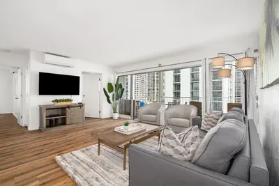 Image de Gorgeous new listing! Half-block from Waikiki Beach!