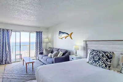 Image de Fourth floor oceanfront studio w/ ocean views, pool access, central Ac, and WiFi