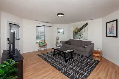 Image de Close to Downtown~Fun Backyard~Pet Friendly~2 Bdrm
