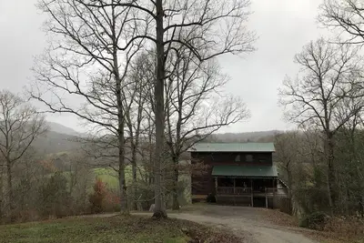 Image de Family-friendly cabin, with mountain views and tranquil creek near Blue Ridge