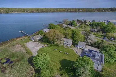 Image de Newly updated spacious steps to water!