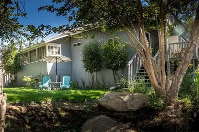 Image de Your cozy nest while hiking in Sequoia Park with bonus nearby river beach pass!