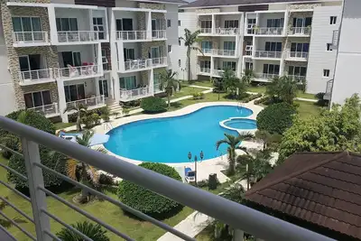 Image de Top-floor quiet condo with large pool and garden near everything, Bbq\/WiFI\/Tv