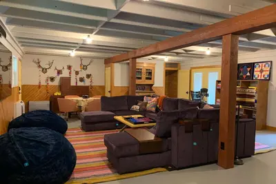 Image de The Red Barn at Edgewater. Crazy cool media barn and game room!