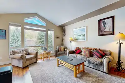 Cozy mountain-view condo with furnished deck, hot tub, & gym - walk to lifts