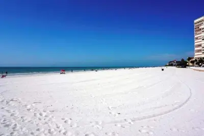 Image de The Monterey offers this view in 45 sec Pool being renovated until end of April