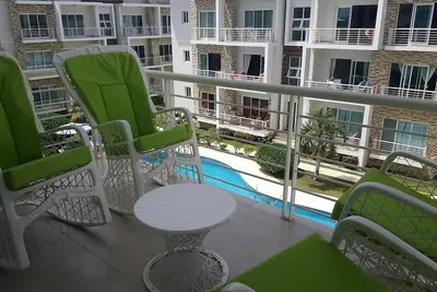 Image de Quiet central condo with large pool and garden, Bbq\/WiFI\/Tv, Top-floor